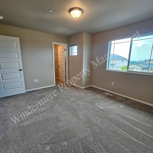 Building Photo - Spacious 4 Bedroom Home with Gas Fireplace, Office Space & 2-Car Garage!