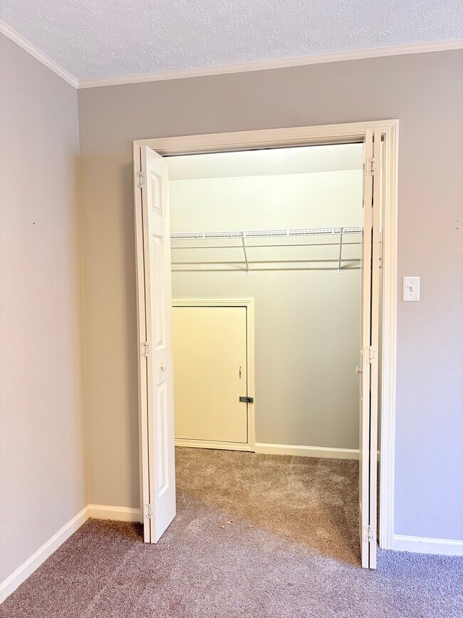Building Photo - 747 Steeplechase Way
