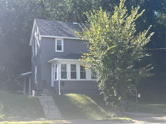 Primary Photo - 3 Bedroom 1 Bath House in East Moline