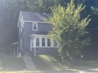 Building Photo - 3 Bedroom 1 Bath House in East Moline