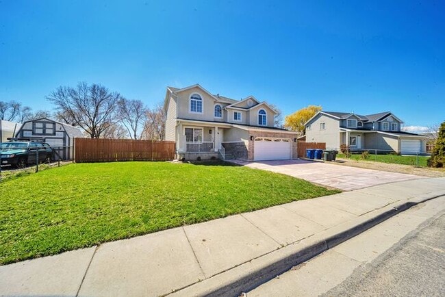 Building Photo - Awesome remodel home in great location w a...