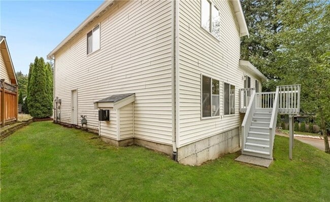 Building Photo - Spacious and Bright Home with 3 Bed and 2.5 Bath