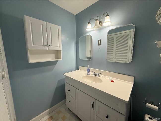 Building Photo - 15 Sherry Ln