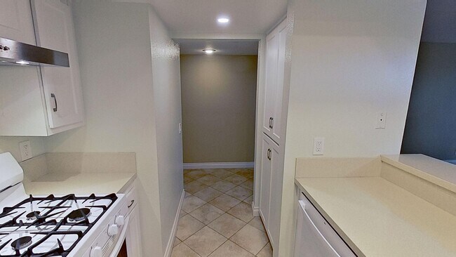 Building Photo - 2 bed/ 2 bath Condo in Goleta-Eucalyptus G...