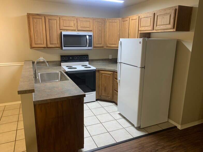 Kitchen - 17608 E 78th St N