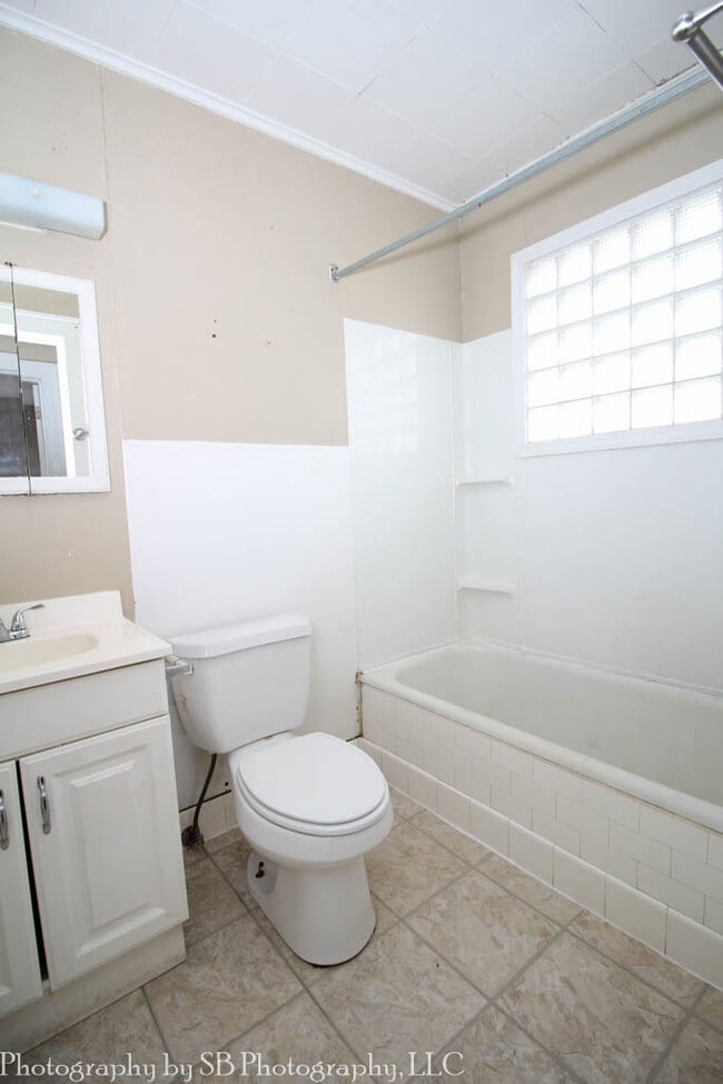 Building Photo - Great 2 bedroom in Highland!