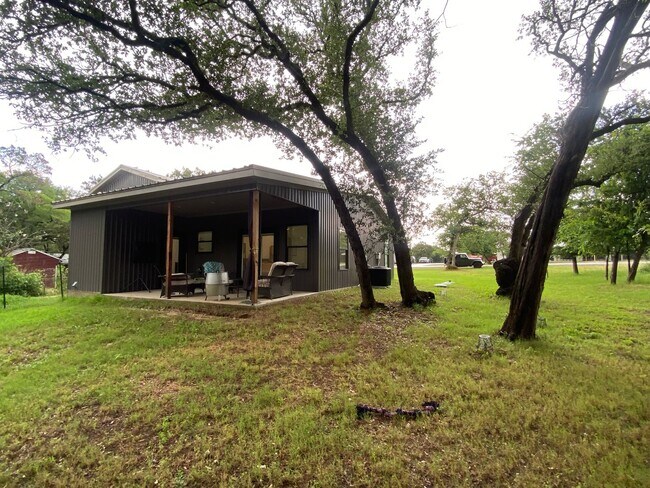 Building Photo - 2 BEDROOM NEAR LAKE BELTON