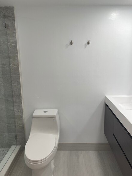 Master bath - 3878 Victoria Dr