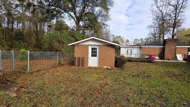 Building Photo - 4035 Meadowbrook Dr
