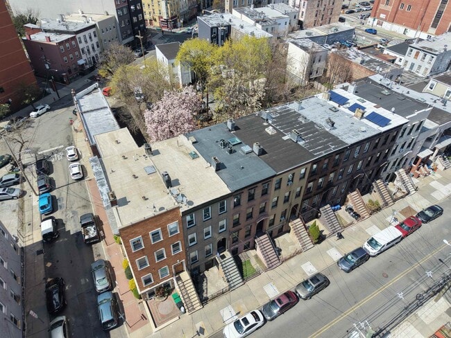 Building Photo - 233 1/2 Summit Ave