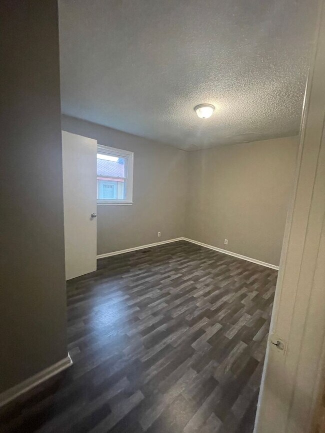 Building Photo - Spacious 4 Bedroom/2 Bath Home