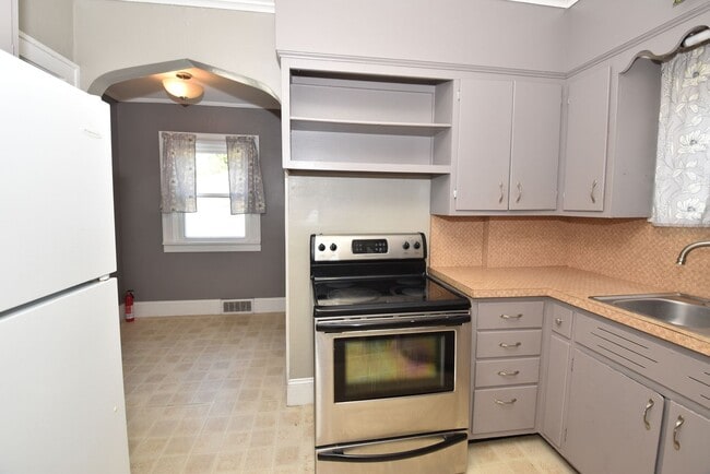 Building Photo - 3 bedroom 1.5 bath home next to IUSB.