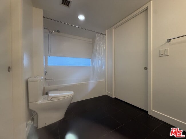 Building Photo - 901 Flower St