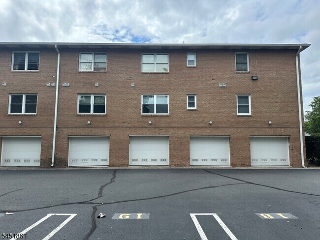 Building Photo - 105 Newark Pompton Turnpike