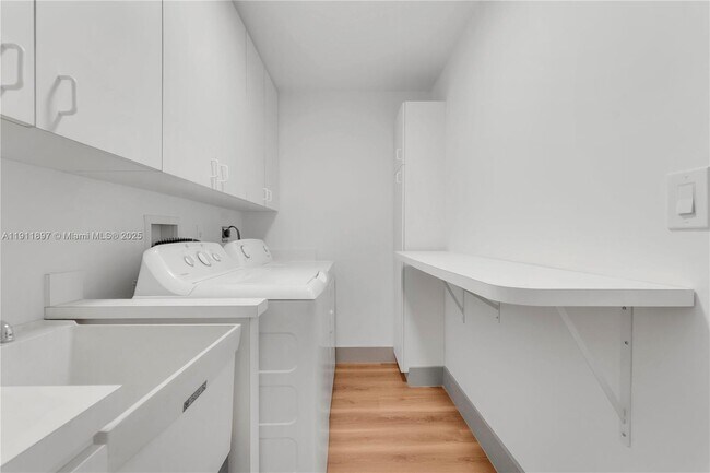 Building Photo - 443 SW 21st Rd