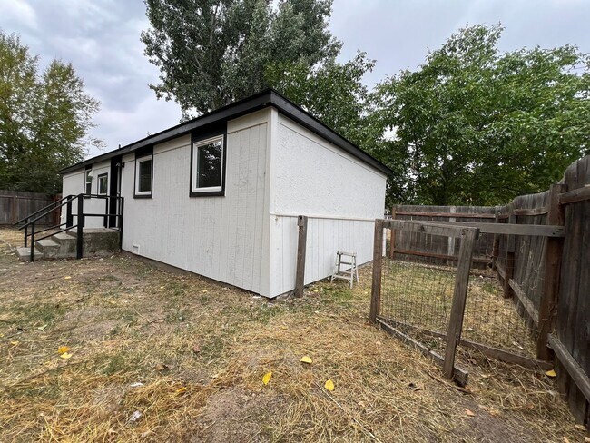 Building Photo - Cute newly remodeled 2 bed 1 bath home on ...