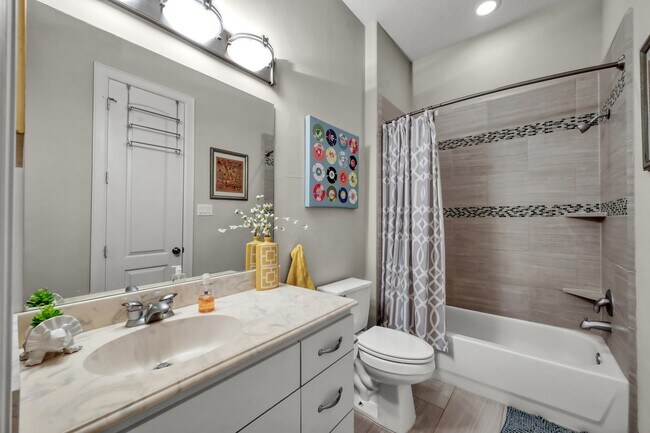 Building Photo - 204 W Pines Dr