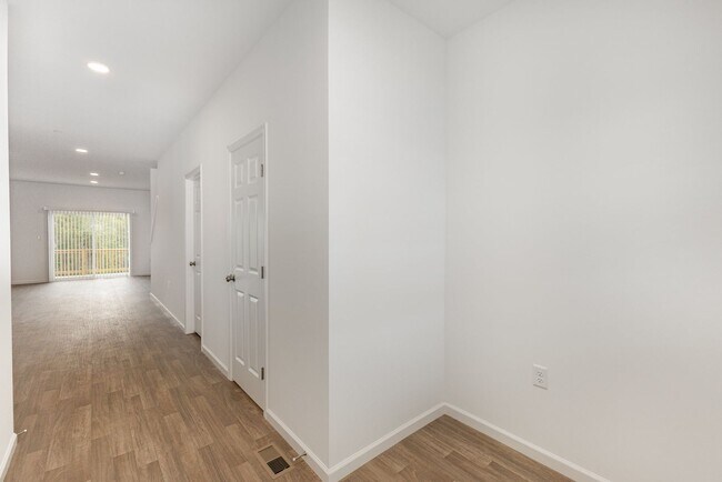 Building Photo - 7880 Briarwood Dr