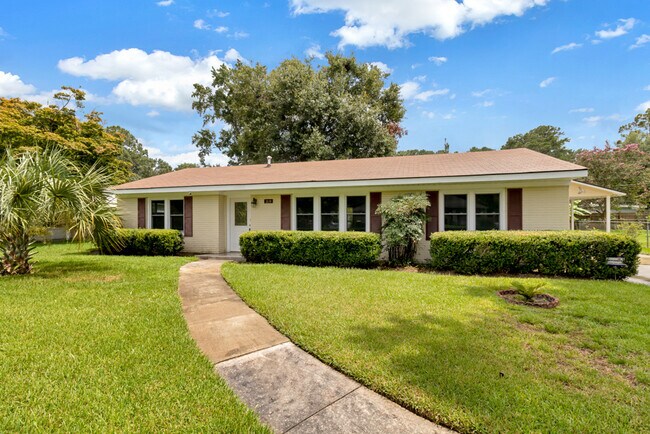 Primary Photo - 319 Tanglewood Rd