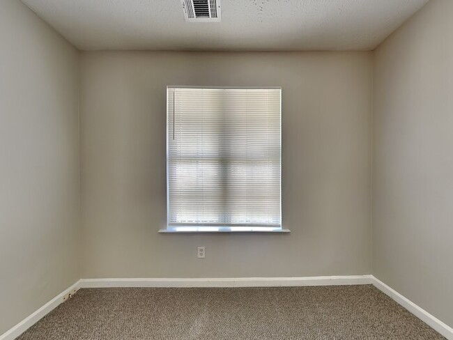 Building Photo - Move-in Special!