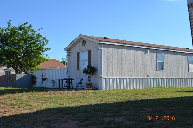 Building Photo - 1105 N Lamesa Rd