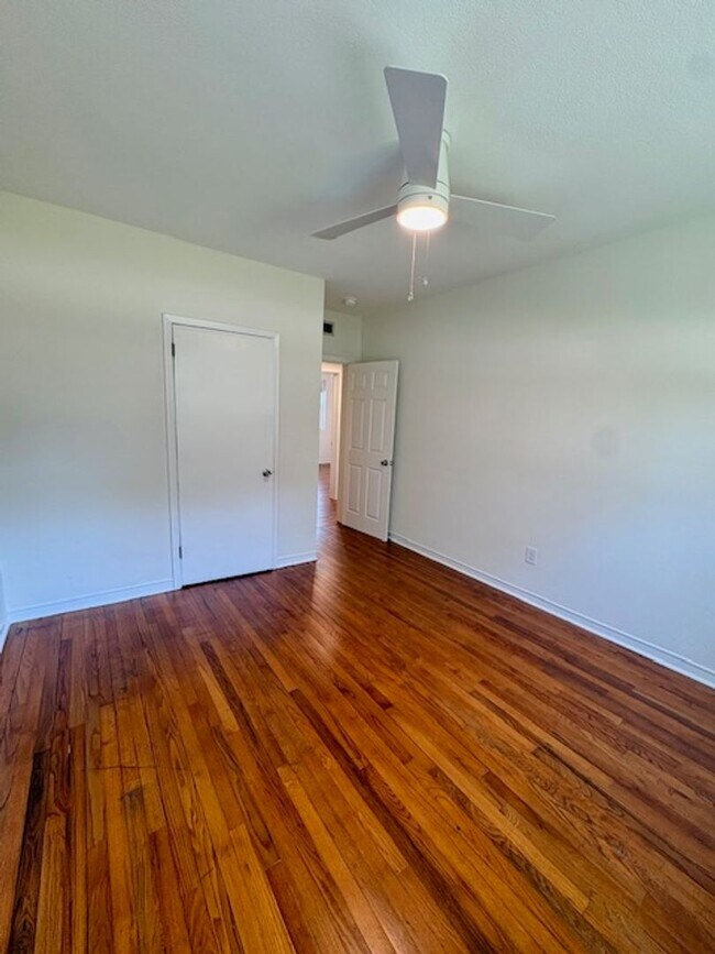 Building Photo - Fully Renovated Three Bedroom Condo in South Windermere - Off the Greenway!