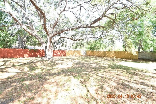 Building Photo - 402 S Comet Ave