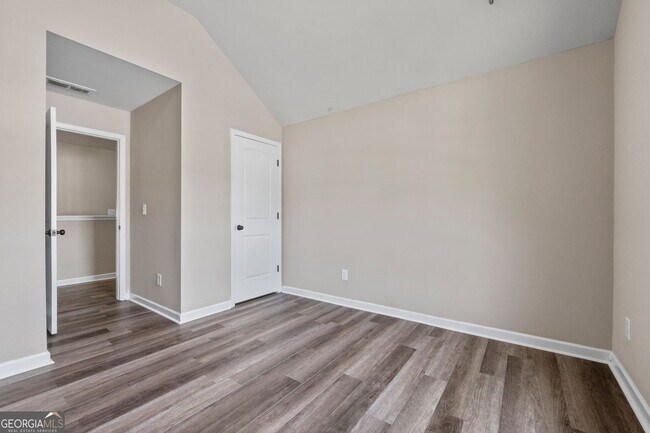Building Photo - 475 Louise Way