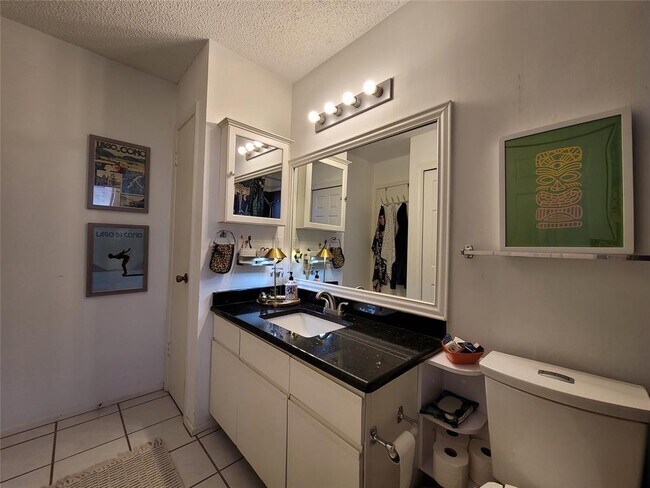 Building Photo - 1015 E Yager Ln