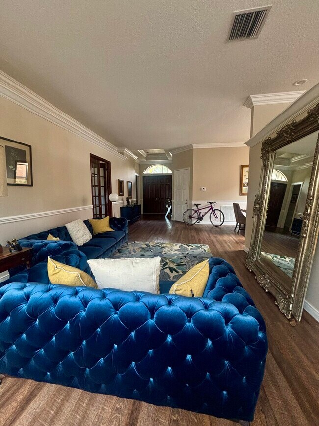 Building Photo - 2333 Waburton Terrace