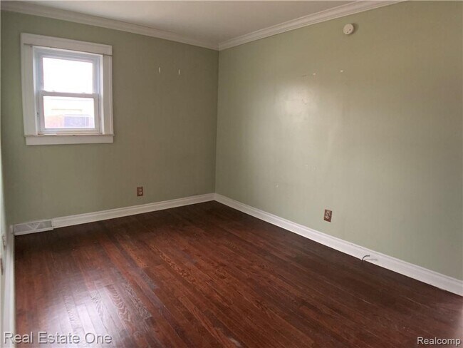 Building Photo - 3342 Buckingham Ave