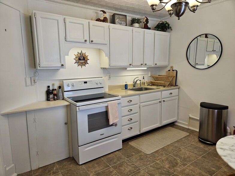 Fully Equipped Kitchen. - 11 Circle St