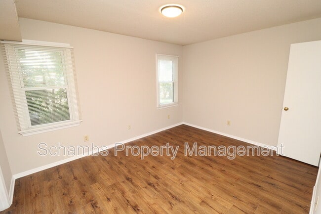 Building Photo - 3905 Lexington Dr
