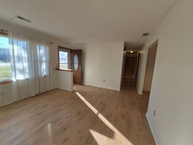 Building Photo - Charming 3BR 1.5BA Home w/ In-Unit Laundry + Central Air + Garage in Avon