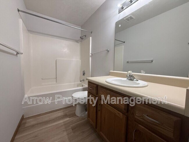 Building Photo - 535 Oak St