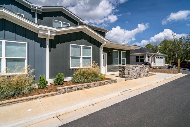 Building Photo - 1520 Crownpoint Dr
