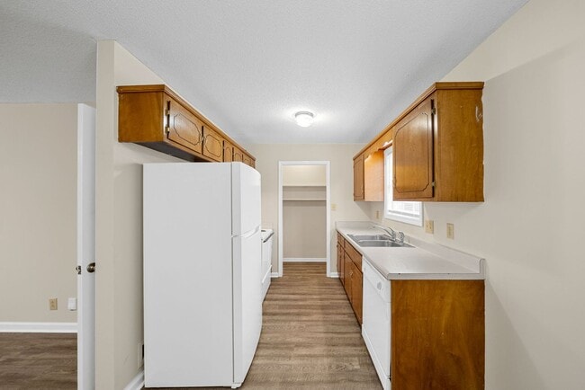 Building Photo - 1 Bedroom Pet Friendly Home For Rent Near Dover Crossing!