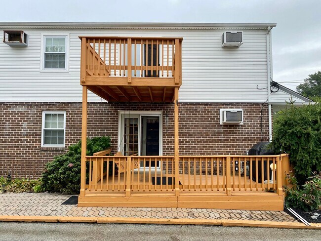Building Photo - Spruce St 621 - “PM HOLD FUNDS $700.00 4/2...