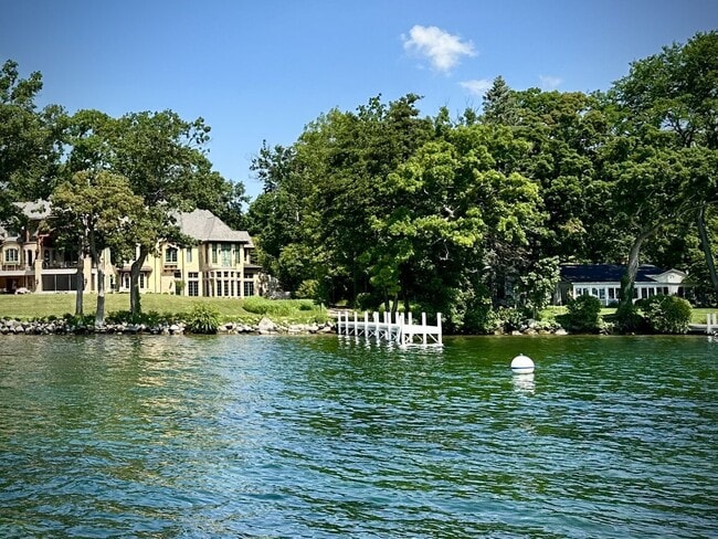 Building Photo - Williams Bay Lakefront Living Furnished Ho...