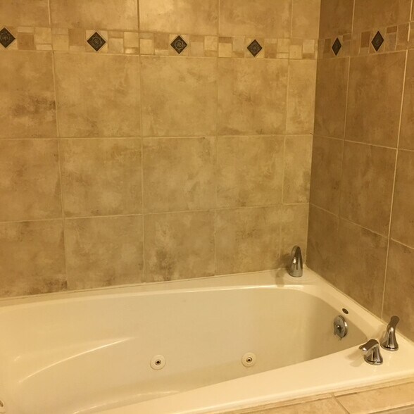 Building Photo - 1713 W Virginia Ave NE