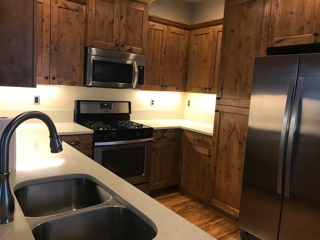 Building Photo - Beautiful NE Bend home, includes office an...
