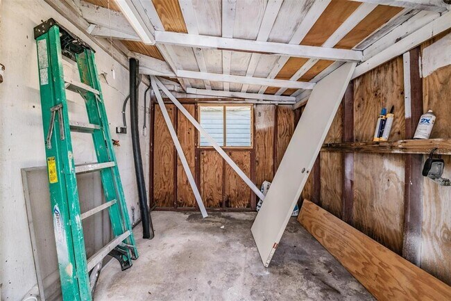 Building Photo - 636 Stremma Rd