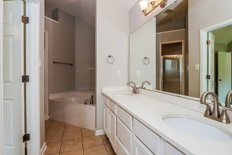 Building Photo - 8280 Dexter Ridge Cove E