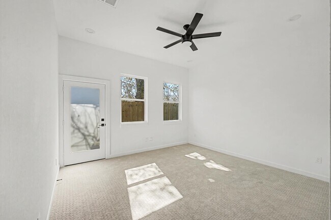 Building Photo - 5034 Pershing St