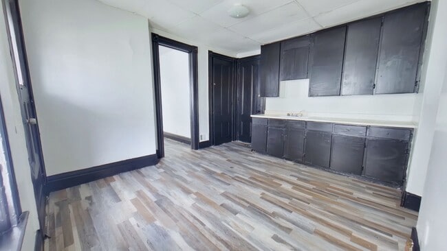 Building Photo - 6-7 Calihan Park