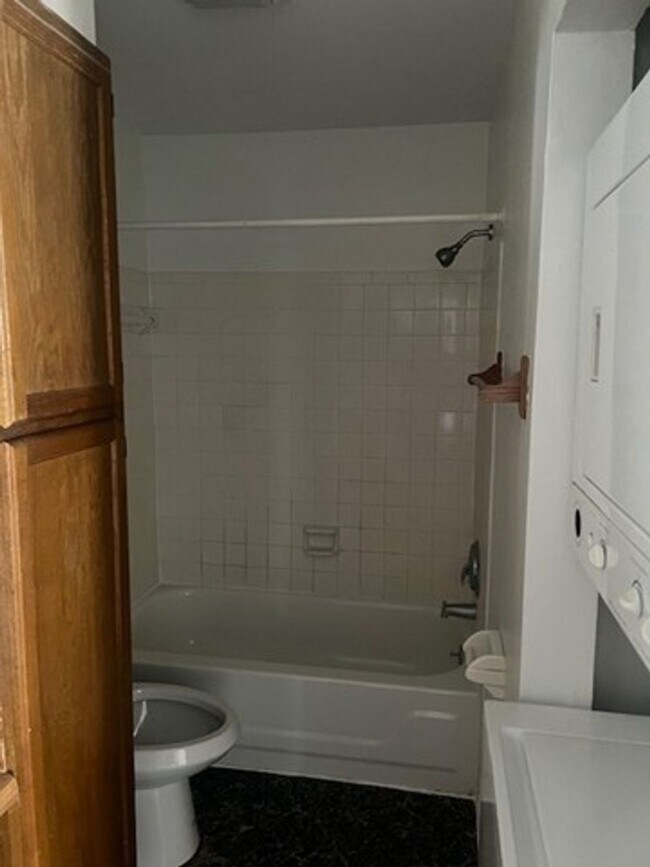 Building Photo - One Bedroom Condo For Rent