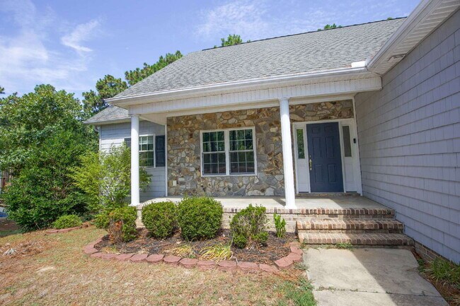 Building Photo - "Spacious 3-Bedroom Retreat with 3200 Sq Ft of Comfort in Seven Lakes!"