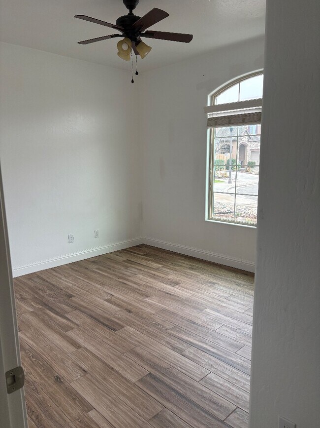 Building Photo - 3806 N Alamos Ave