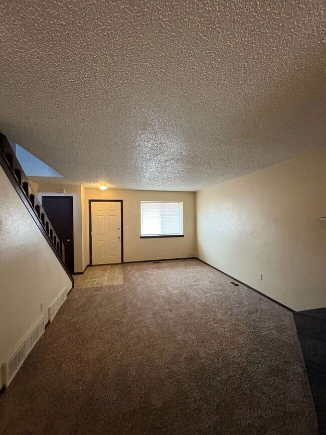 Building Photo - 2 bedroom townhouse - Mineola C
