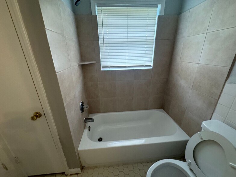 Building Photo - 1722 Northfield Dr